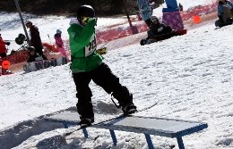 snowboarder-rail